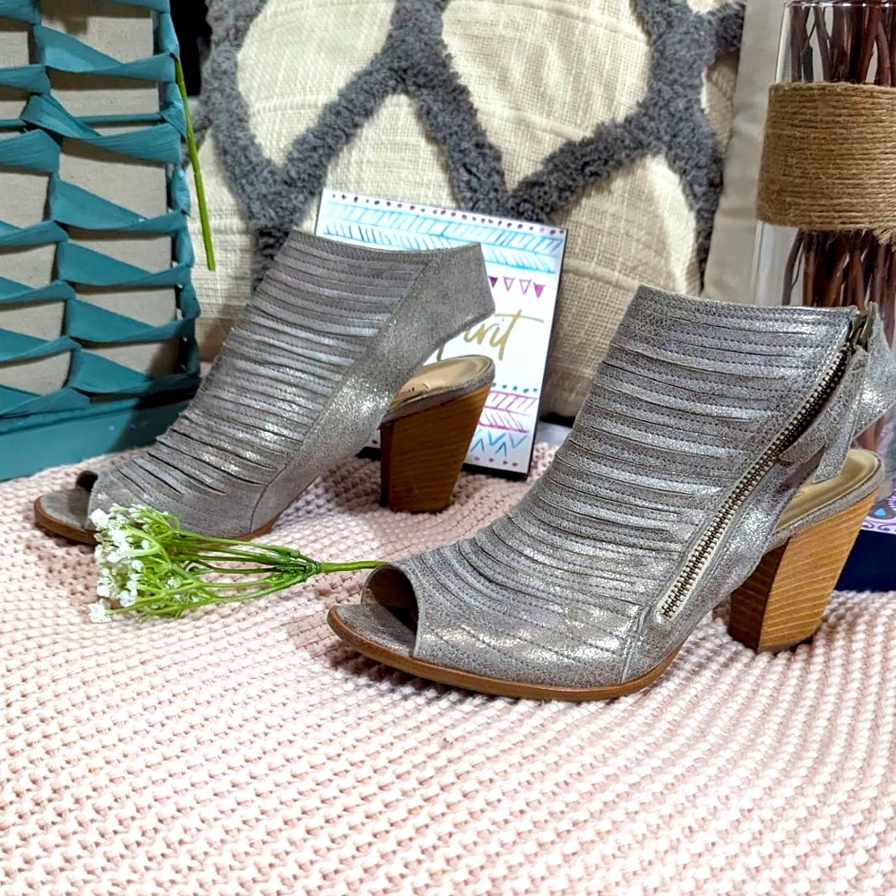 CAYANNE PEEP TOE BOOTIE